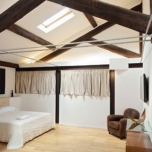 Deluxe Double Room Shower